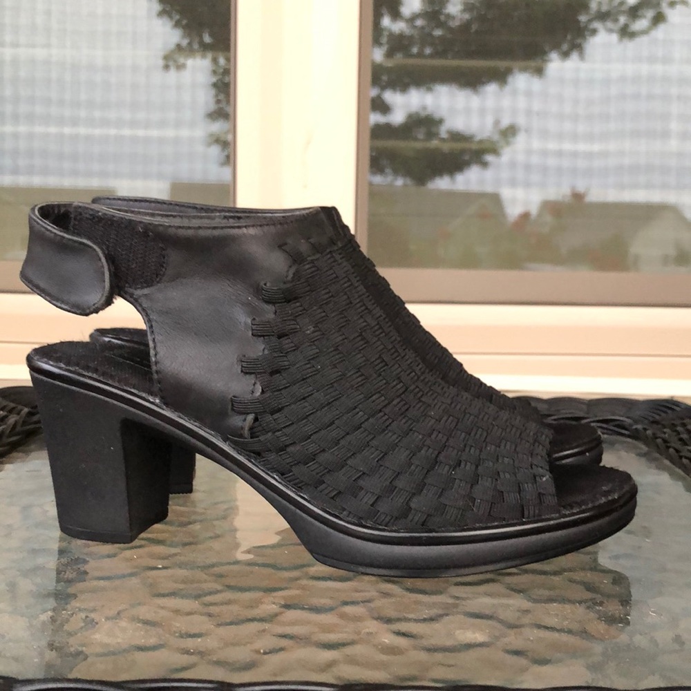 Women’s low heel comfortable shoe